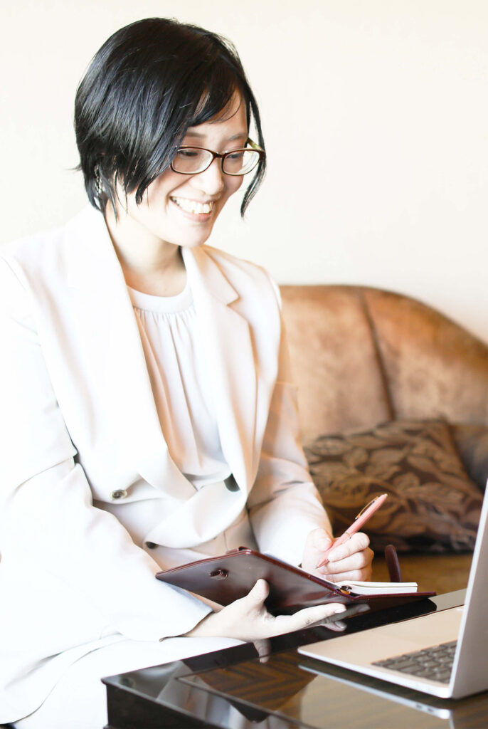 岩崎茜 メンタル・ビジネスコーチ 脳/栄養/習慣設計で頑張らなくても回る人生の土台づくり|FRONT